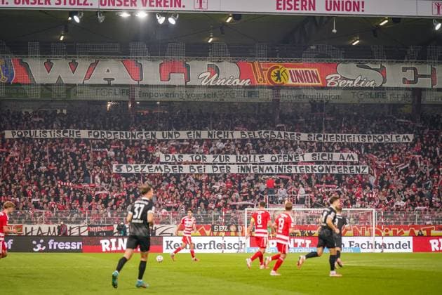 Deutschland: Fussball Bundesliga 2025 26, 9. Spieltag 1. FC Union Berlin vs SC Freiburg An der Alten Försterei (Berlin): Fan-Choreografie der Union-Berlin-Anhänger mit politischer Botschaft gegen sicherheitspolitische Maßnahmen im Stadion. Transparent mit Text Populistische Forderungen und ein nicht belegbares Sicherheitsproblem. Emotionale Atmosphäre, rote Schals, gefüllte Ränge, Heimspielstimmung. Keywords: Union Berlin, Bundesliga, Fans, Protest, Politik, Innenministerkonferenz, Fußball, Berlin. Berlin Deutschland Copyright: xJOERANxSTEINSIEKx
