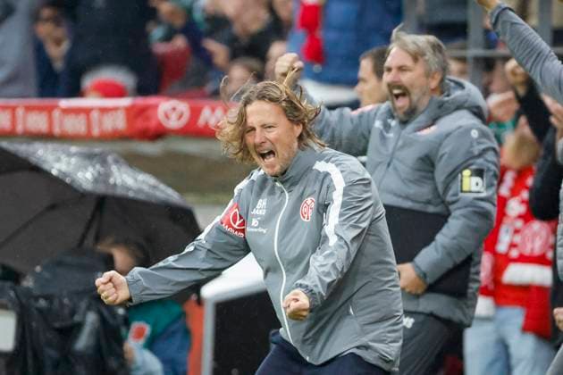 Torjubel beim 1:0 Bo Henriksen (1.FSV Mainz, Trainer) , Deutschland, Fussball, 1. Bundesliga, 9.Spieltag, 2025 2026, 1.FSV Mainz vs. Werder Bremen, 01.11.2025, Mewa Arena, Mainz, Deutschland Mainz Mewa Arena Rheinland-Pfalz Deutschland Copyright: xGrantxHubbsx