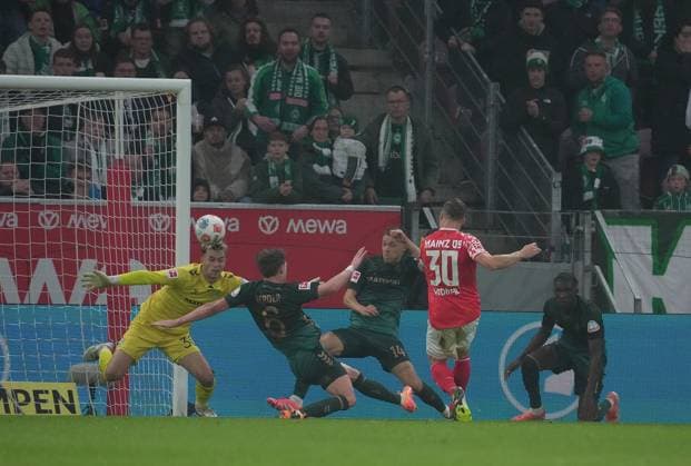 GER, 1.FBL, 1.FSV Mainz 05 vs Werder Bremen 01.11.2025, MEWA Arena, Mainz, GER, 1.FBL, 1.FSV Mainz 05 vs Werder Bremen , im Bild Silvan Widmer (Mainz) erzielt das Tor zum 1:0. DFL regulations prohibit any use of photographs as image sequences and or quasi-video.