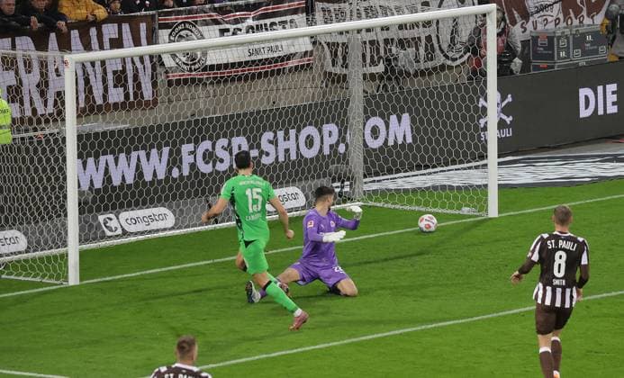 Hier erzielt Haris Tabakovic (Borussia Moenchengladbach) gegen Torhueter Nikola Vasilj (FC St. Pauli) das 0-2 Fussball, 1.BL, Saison 2025 2026, Herren, FC St.Pauli gegen Borussia Moenchengladbach, Millerntor Stadion DFL REGULATIONS PROHIBIT ANY USE OF PHOTOGRAPHS AS IMAGE SEQUENCES AND OR QUASI-VIDEO.