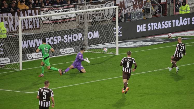 Hier erzielt Haris Tabakovic (Borussia Moenchengladbach) gegen Torhueter Nikola Vasilj (FC St. Pauli) das 0-2 Fussball, 1.BL, Saison 2025 2026, Herren, FC St.Pauli gegen Borussia Moenchengladbach, Millerntor Stadion DFL REGULATIONS PROHIBIT ANY USE OF PHOTOGRAPHS AS IMAGE SEQUENCES AND OR QUASI-VIDEO.