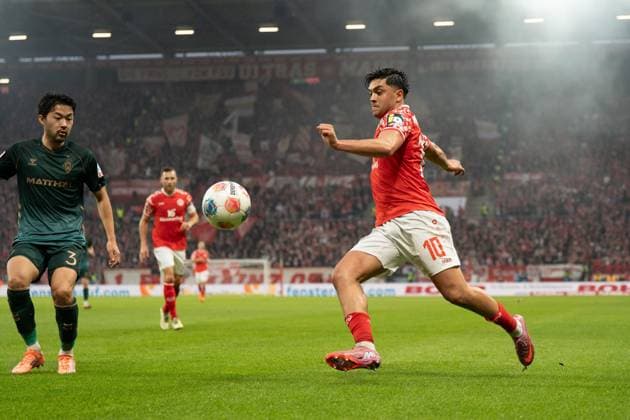 01.11.2025, xhfmx, Fussball 1.Bundesliga, FSV Mainz 05 - Werder Bremen v.l. Yukinari Sugawara (SV Werder Bremen), Nadiem Amiri (1.FSV Mainz 05) (DFL DFB REGULATIONS PROHIBIT ANY USE OF PHOTOGRAPHS as IMAGE SEQUENCES and or QUASI-VIDEO) Mainz