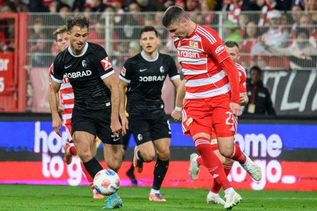 im Bild v.l.: Max Rosenfelder (SC Freiburg), Andrej Ilic (1.FC Union), Zweikampf, Action, Kampf, kaempft um den Ball, GER, Berlin, 1. FC Union Berlin vs. SC Freiburg, Bundesliga, Fussball, DFB, Spielzeit 2025 2026, Alte Foersterei, DFB DFL REGULATIONS PROHIBIT ANY USE OF PHOTOGRAPHS AS IMAGE SEQUENCES AND OR QUASI-VIDEO, 01.11.25, Copyright: HMBxMedia UwexKoch