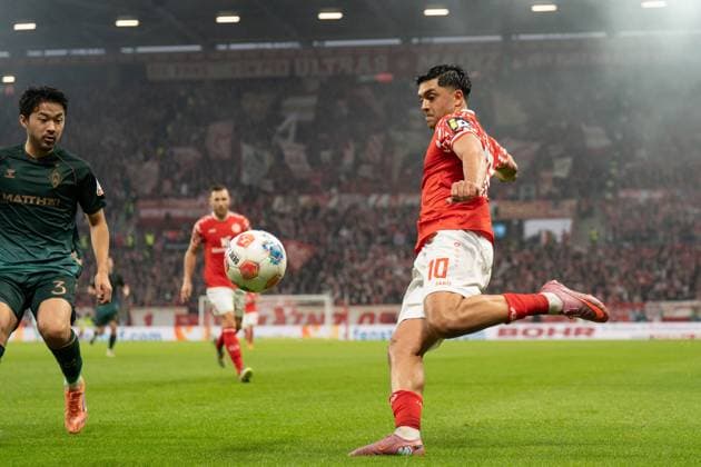 01.11.2025, xhfmx, Fussball 1.Bundesliga, FSV Mainz 05 - Werder Bremen v.l. Yukinari Sugawara (SV Werder Bremen), Nadiem Amiri (1.FSV Mainz 05) (DFL DFB REGULATIONS PROHIBIT ANY USE OF PHOTOGRAPHS as IMAGE SEQUENCES and or QUASI-VIDEO) Mainz