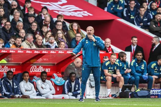Premier League Nottingham Forest v Manchester United, ManU Sean Dyche manager of Nottingham Forest gives team mates instructions during the Premier League match Nottingham Forest vs Manchester United at City Ground, Nottingham, United Kingdom, 1st November 2025 (Photo by Alfie Cosgrove News Images) Nottingham City Ground Nottinghamshire United Kingdom Copyright: xAlfiexCosgrove NewsxImagesx