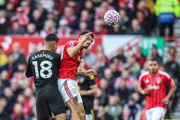 Premier League Nottingham Forest v Manchester United, ManU Neco Williams of Nottingham Forest jumps up to win the high ball during the Premier League match Nottingham Forest vs Manchester United at City Ground, Nottingham, United Kingdom, 1st November 2025 (Photo by Alfie Cosgrove News Images) Nottingham City Ground Nottinghamshire United Kingdom Copyright: xAlfiexCosgrove NewsxImagesx