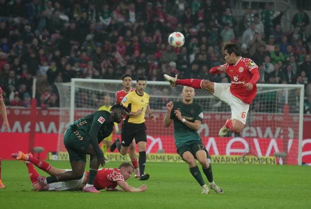 GER, 1.FBL, 1.FSV Mainz 05 vs Werder Bremen 01.11.2025, MEWA Arena, Mainz, GER, 1.FBL, 1.FSV Mainz 05 vs Werder Bremen , im Bild Victor Boniface (Bremen), Lennard Maloney (Mainz), Kaishu Sano (Mainz) DFL regulations prohibit any use of photographs as image sequences and or quasi-video.