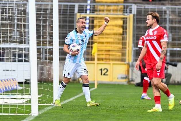 3. Liga - 25 26 - 1. BL - 25 26 - TSV 1860 München - FC Energie Cottbus am 01.11.2025 im Staedtisches Stadion an der Gruenwalder Straße in Muenchen Jubel, Torjubel, Torschuetze, Torschütze Sigurd Haugen (Muenchen) jubelt nach seinem Tor zum 3:0.