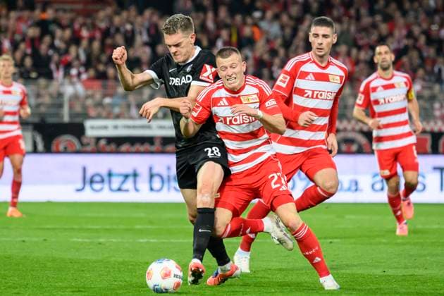 im Bild v.l.: Matthias Ginter (SC Freiburg), Andrej Ilic (1.FC Union), Zweikampf, Action, Kampf, kaempft um den Ball, GER, Berlin, 1. FC Union Berlin vs. SC Freiburg, Bundesliga, Fussball, DFB, Spielzeit 2025 2026, Alte Foersterei, DFB DFL REGULATIONS PROHIBIT ANY USE OF PHOTOGRAPHS AS IMAGE SEQUENCES AND OR QUASI-VIDEO, 01.11.25, Copyright: HMBxMedia UwexKoch