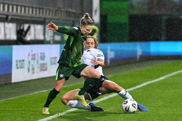 Fußball I Frauen I Saison 2025-2026 I Bundesliga I 8. Spieltag I VfL Wolfsburg - TSG Hoffenheim I 01.11.2025 Zweikampf Svenja Huth (10, VfL Wolfsburg) gegen Lisann Kaut (4, TSG Hoffenheim) Wolfsburg AOK Stadion Niedersachsen Deutschland Copyright: xLobeca InesxHähnelx