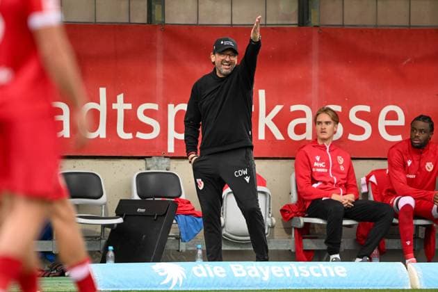 3. Liga - 25 26 - 1. BL - 25 26 - TSV 1860 München - FC Energie Cottbus am 01.11.2025 im Staedtisches Stadion an der Gruenwalder Straße in Muenchen Trainer Claus-Dieter Wollitz (Cottbus) unzufrieden, enttäuscht, enttaeuscht, niedergeschlagen.