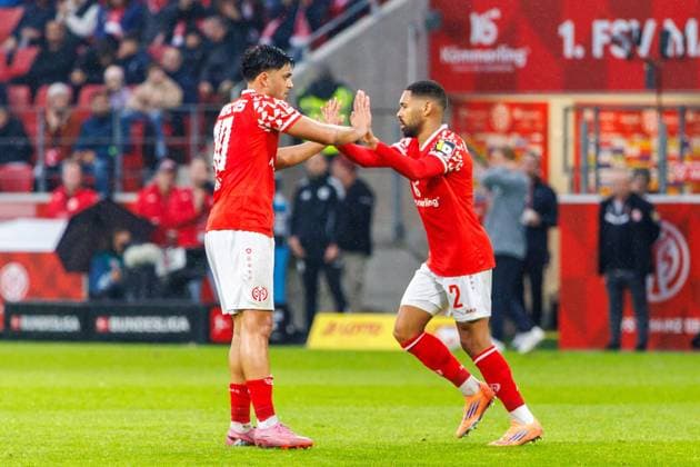 1. Fußball Bundesliga: 1. FSV Mainz 05 - Werder Bremen, 01.11.2025 Nadiem Amiri (1. FSV Mainz 05, 10) und Phillipp Mwene (1. FSV Mainz 05, 2) klatschen sich ab Spiel vom 9. Spieltag der Fußball Bundesliga zwischen 1. FSV Mainz 05 und Borussia Dortmund in der MEWA Arena am 27.09.2025 DFL DFB regulations prohibit any use of photographs as image sequences and or quasi-video. Copyright: xBEAUTIFULxSPORTS Hahnex