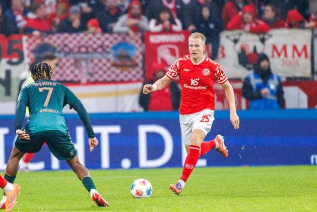 1. Fußball Bundesliga: 1. FSV Mainz 05 - Werder Bremen, 01.11.2025 Andreas Hanche-Olsen (1. FSV Mainz 05, 25) mit Ball Spiel vom 9. Spieltag der Fußball Bundesliga zwischen 1. FSV Mainz 05 und Borussia Dortmund in der MEWA Arena am 27.09.2025 DFL DFB regulations prohibit any use of photographs as image sequences and or quasi-video. Copyright: xBEAUTIFULxSPORTS Hahnex