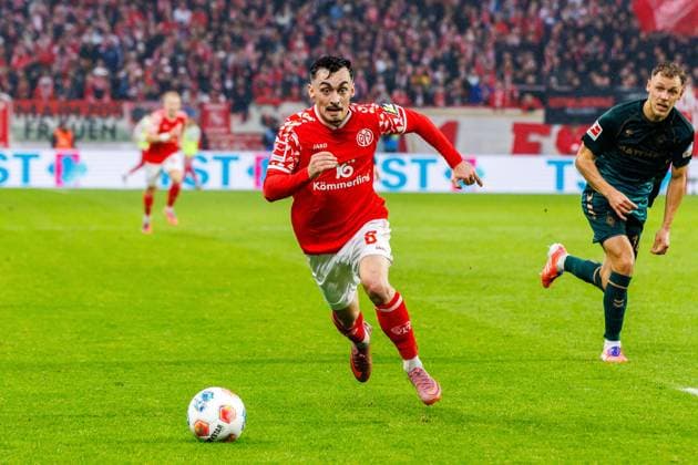 1. Fußball Bundesliga: 1. FSV Mainz 05 - Werder Bremen, 01.11.2025 Paul Nebel (1. FSV Mainz 05, 8) auf dem Weg zur Grundlinie Spiel vom 9. Spieltag der Fußball Bundesliga zwischen 1. FSV Mainz 05 und Borussia Dortmund in der MEWA Arena am 27.09.2025 DFL DFB regulations prohibit any use of photographs as image sequences and or quasi-video. Copyright: xBEAUTIFULxSPORTS Hahnex