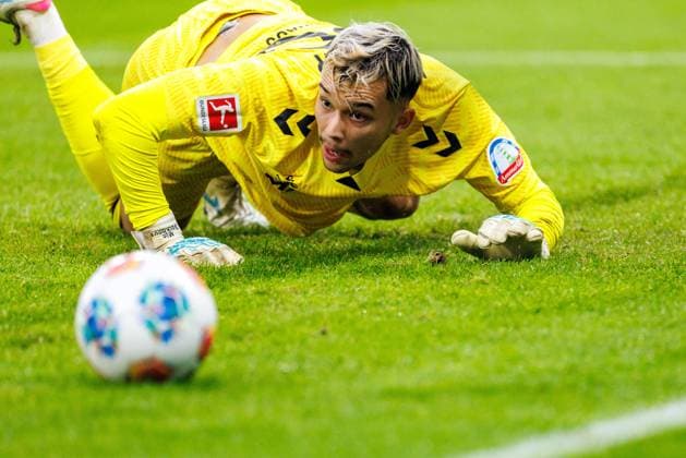 1. Fußball Bundesliga: 1. FSV Mainz 05 - Werder Bremen, 01.11.2025 Mio Backhaus (SV Werder Bremen, 30) am Boden nachdem er einen Schuss abgewehrt hat Spiel vom 9. Spieltag der Fußball Bundesliga zwischen 1. FSV Mainz 05 und Borussia Dortmund in der MEWA Arena am 27.09.2025 DFL DFB regulations prohibit any use of photographs as image sequences and or quasi-video. Copyright: xBEAUTIFULxSPORTS Hahnex