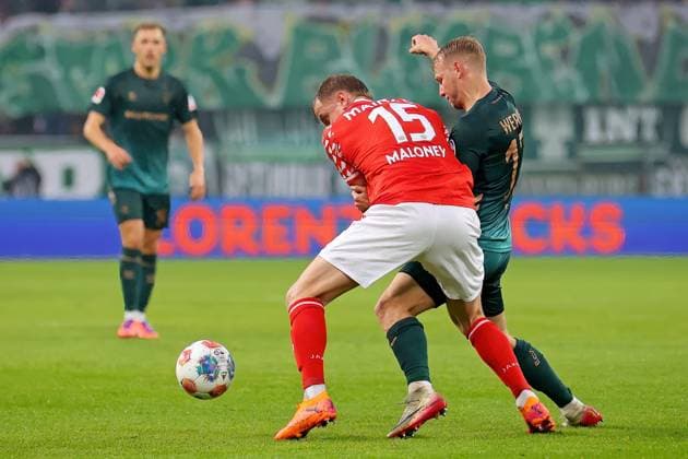 Mainz, Deutschland 01. November 2025: 1. BL - 2025 2026 - FSV Mainz 05 vs. SV Werder Bremen Im Bild: v. li. im Zweikampf Lennard Maloney (Mainz) gegen Marco Grüll Gruell (SVW). DFL regulations prohibit any use of photographs as image sequences and or quasi-video Mewa Arena Rheinland - Pfalz Copyright: xFotostandx xRacochax