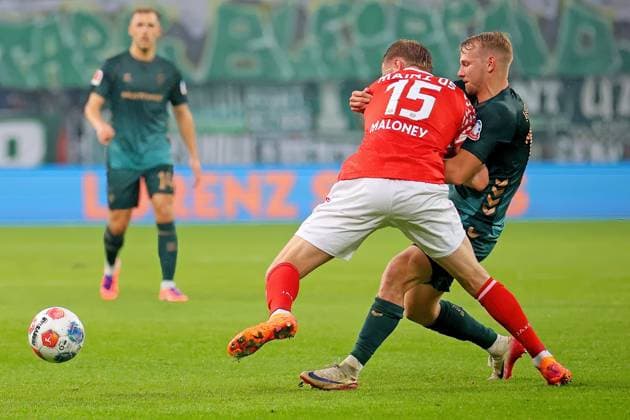 Mainz, Deutschland 01. November 2025: 1. BL - 2025 2026 - FSV Mainz 05 vs. SV Werder Bremen Im Bild: v. li. im Zweikampf Lennard Maloney (Mainz) gegen Marco Grüll Gruell (SVW). DFL regulations prohibit any use of photographs as image sequences and or quasi-video Mewa Arena Rheinland - Pfalz Copyright: xFotostandx xRacochax