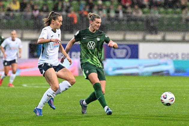 Fußball I Frauen I Saison 2025-2026 I Bundesliga I 8. Spieltag I VfL Wolfsburg - TSG Hoffenheim I 01.11.2025 Zweikampf Lisann Kaut (4, TSG Hoffenheim) gegen Alexandra Popp (11, VfL Wolfsburg) Wolfsburg AOK Stadion Niedersachsen Deutschland Copyright: xLobeca InesxHähnelx