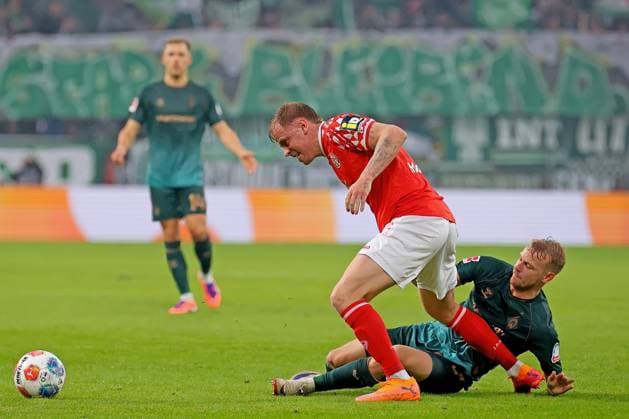 Mainz, Deutschland 01. November 2025: 1. BL - 2025 2026 - FSV Mainz 05 vs. SV Werder Bremen Im Bild: v. li. im Zweikampf Lennard Maloney (Mainz) gegen Marco Grüll Gruell (SVW). DFL regulations prohibit any use of photographs as image sequences and or quasi-video Mewa Arena Rheinland - Pfalz Copyright: xFotostandx xRacochax
