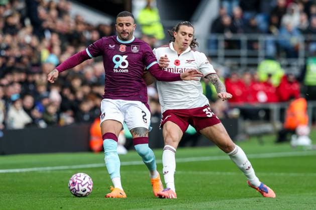 Premier League Burnley v Arsenal Riccardo Calafiori of Arsenal tackles Kyle Walker of Burnley during the Premier League match Burnley vs Arsenal at Turf Moor, Burnley, United Kingdom, 1st November 2025 (Photo by Jorge Horsted News Images) Burnley Turf Moor Lancashire United Kingdom Copyright: xJorgexHorsted NewsxImagesx