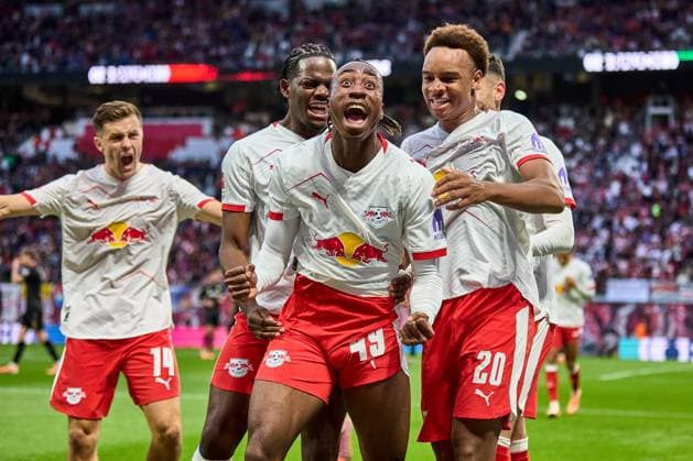 01.11.2025, Fußball, Männer, Bundesliga, 2025 2026, RB Leipzig - VfB Stuttgart Manschaft, RB Leipzig, Jubel nach 1:0 Leipzig Red Bull Arena Sachsen Deutschland