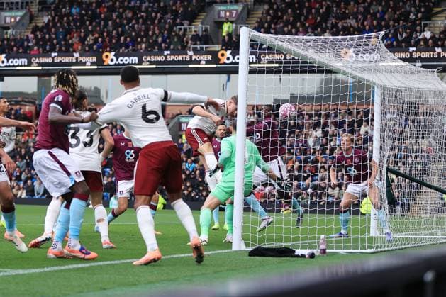 Football - Premier League - Burnley v Arsenal 1st November 2025 - Premier League - Burnley v Arsenal - Viktor Gyokeres of Arsenal scores their 1st goal - Photo: Simon Stacpoole Offside. Burnley UK Copyright: xSimonxStacpoolexOffside