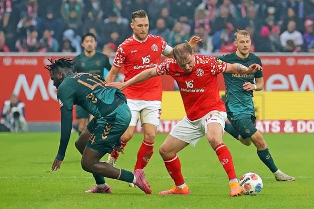 Mainz, Deutschland 01. November 2025: 1. BL - 2025 2026 - FSV Mainz 05 vs. SV Werder Bremen Im Bild: v. li. im Zweikampf Victor Boniface (SVW) gegen Lennard Maloney (Mainz). DFL regulations prohibit any use of photographs as image sequences and or quasi-video Mewa Arena Rheinland - Pfalz Copyright: xFotostandx xRacochax