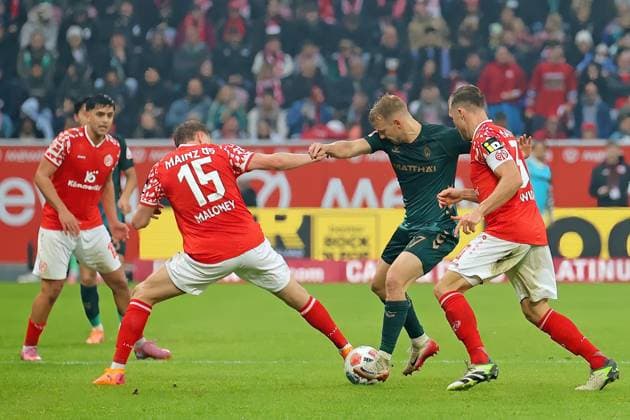 Mainz, Deutschland 01. November 2025: 1. BL - 2025 2026 - FSV Mainz 05 vs. SV Werder Bremen Im Bild: v.li. beim Kampf um den Ball: Lennard Maloney (Mainz), Marco Grüll Gruell (SVW) und Silvan Widmer (Mainz). DFL regulations prohibit any use of photographs as image sequences and or quasi-video Mewa Arena Rheinland - Pfalz Copyright: xFotostandx xRacochax