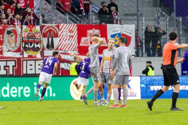01.11.2025, Fussball, GER, Saison, 3.Liga, Saision 2025 2026, 13. Spieltag, FC Erzgebirge Aue - SSV Jahn Regensburg Jubel nach dem 4:3 Siegtreffer für Aue durch Erik Weinhauer DFL REGULATIONS PROHIBIT ANY USE OF PHOTOGRAPHS AS IMAGE SEQUENCES AND OR QUASI-VIDEO.