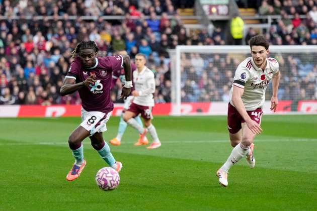 Burnley v Arsenal FC, Burnley, UK - 18 Oct 2025 Lesley Ugochukwu of Burnley FC battles for the ball with Declan Rice of Arsenal FC during the Premier League match between Burnley and Arsenal FC at Turf Moor, Burnley on 18 October 2025 ( Burnley Turf Moor Burnley England Copyright: xHarryxCornish PPAUKx PPA-226690