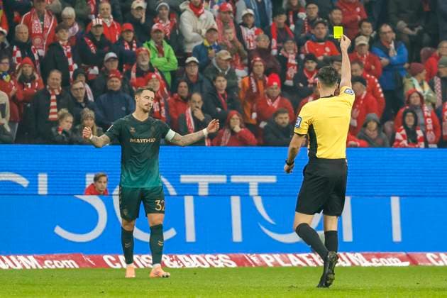 Marco Friedl (SV Werder Bremen, 32) bekommt die gelbe Karte von Schiedsrichter Florian Badstübner , Deutschland, Fussball, 1. Bundesliga, 9.Spieltag, 2025 2026, 1.FSV Mainz vs. Werder Bremen, 01.11.2025, Mewa Arena, Mainz, Deutschland Mainz Mewa Arena Rheinland-Pfalz Deutschland Copyright: xGrantxHubbsx