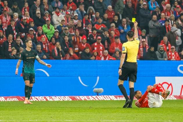 Marco Friedl (SV Werder Bremen, 32) bekommt die gelbe Karte von Schiedsrichter Florian Badstübner , Deutschland, Fussball, 1. Bundesliga, 9.Spieltag, 2025 2026, 1.FSV Mainz vs. Werder Bremen, 01.11.2025, Mewa Arena, Mainz, Deutschland Mainz Mewa Arena Rheinland-Pfalz Deutschland Copyright: xGrantxHubbsx