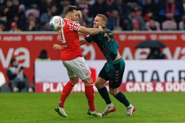 Marco Gruell (SV Werder Bremen) im Zweikampf mit Silvan Dominic Widmer (FSV Mainz 05), FSV Mainz 05 vs SV Werder Bremen, Fussball, 1. Bundesliga, 9. Spieltag, Saison 2025 2026, 01.11.2025 DFB regulations prohibit any use of photographs as image sequences and or quasi-video. FSV Mainz 05 vs SV Werder Bremen, Fussball, 1. Bundesliga, 9. Spieltag, Saison 2025 2026, 01.11.2025 Copyright: xEibner-Pressefoto AlexanderxNeisx EP_ANS