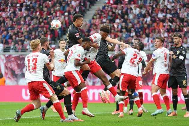 RB Leipzig vs. VfB Stuttgart, 01.11.2025 LEIPZIG, DEUTSCHLAND - NOVEMBER 1: Luca Jaquez (14, VfB Stuttgart) in der Luft während des Bundesliga-Spiels zwischen RB Leipzig vs. VfB Stuttgart in der Red Bull Arena am 9. Spieltag der 1. Bundesliga am November 1, 2025 in Leipzig, Deutschland. DFL REGULATIONS PROHIBIT ANY USE OF PHOTOGRAPHS AS IMAGE SEQUENCES AND OR QUASI-VIDEO. Copyright: xBEAUTIFULxSPORTS JanxKaeferx
