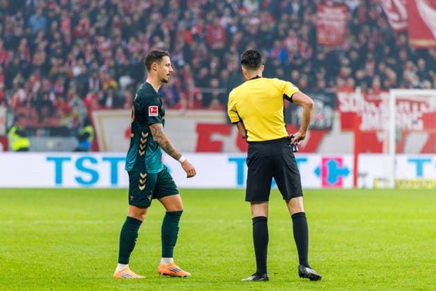 1. Fußball Bundesliga: 1. FSV Mainz 05 - Werder Bremen, 01.11.2025 Schiedsrichter Florian Badstübner zeigt Marco Friedl (SV Werder Bremen, 32) die gelbe Karte nach einem Foul an Phillipp Mwene (1. FSV Mainz 05, 2) Spiel vom 9. Spieltag der Fußball Bundesliga zwischen 1. FSV Mainz 05 und Borussia Dortmund in der MEWA Arena am 27.09.2025 DFL DFB regulations prohibit any use of photographs as image sequences and or quasi-video. Copyright: xBEAUTIFULxSPORTS Hahnex