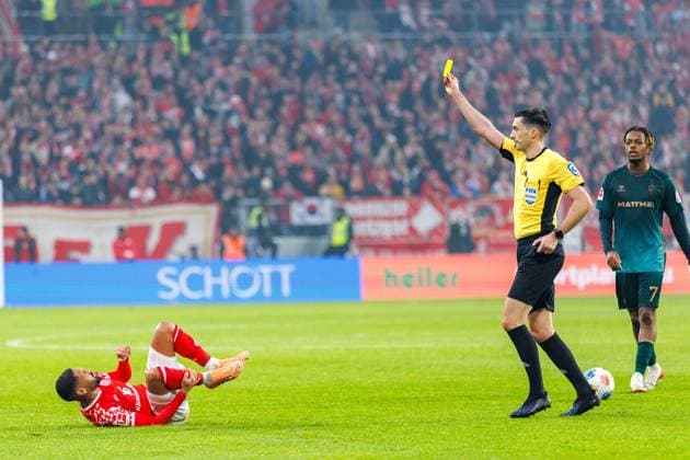 1. Fußball Bundesliga: 1. FSV Mainz 05 - Werder Bremen, 01.11.2025 Schiedsrichter Florian Badstübner zeigt Marco Friedl (SV Werder Bremen, 32) die gelbe Karte nach einem Foul an Phillipp Mwene (1. FSV Mainz 05, 2) Spiel vom 9. Spieltag der Fußball Bundesliga zwischen 1. FSV Mainz 05 und Borussia Dortmund in der MEWA Arena am 27.09.2025 DFL DFB regulations prohibit any use of photographs as image sequences and or quasi-video. Copyright: xBEAUTIFULxSPORTS Hahnex