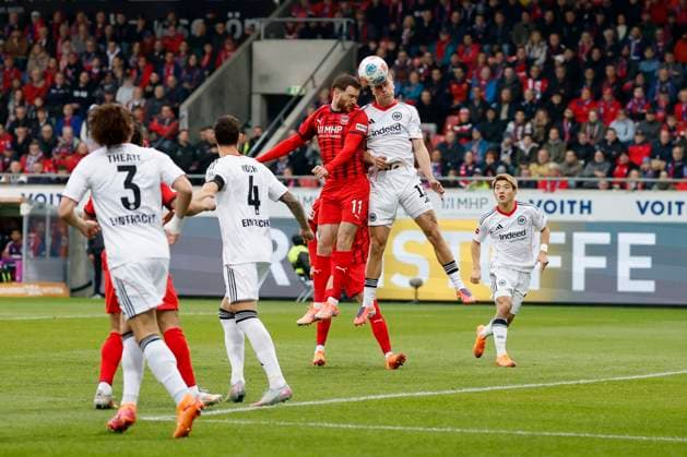 Kopfballduell zwischen: v.l. Budu Zivzivadze (1.FC Heidenheim, 11) und Rasmus Kristensen (Eintracht Frankfurt, 13), 01.11.2025, Fussball, Bundesliga, 1. FC Heidenheim - Eintracht Frankfurt, GER, Heidenheim, Voith-Arena, DFL REGULATIONS PROHIBIT ANY USE OF PHOTOGRAPHS AS IMAGE SEQUENCES AND OR QUASI-VIDEO. Copyright: HMBxMedia xHeikoxBecker