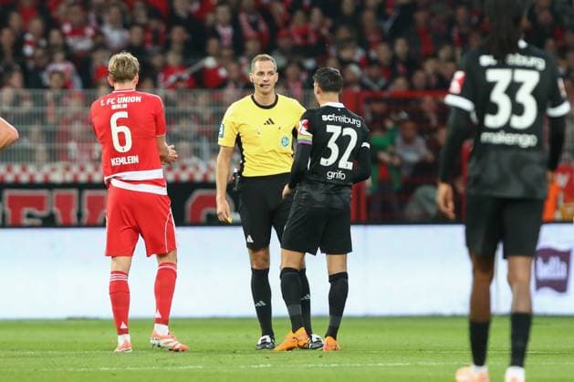 01.11.2025, xtgx, Fussball 1. Bundesliga, 1. FC Union Berlin - SC Freiburg emspor, v.l. Schiedsrichter, Schiri, referee Sören Storks nimmt Tor von Matthias Ginter (SC Freiburg, 28) zurück, VAR, Videobeweis (DFL DFB REGULATIONS PROHIBIT ANY USE OF PHOTOGRAPHS as IMAGE SEQUENCES and or QUASI-VIDEO) Berlin