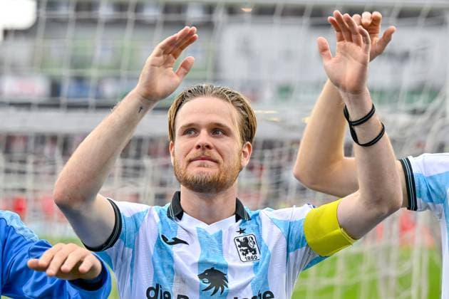 Thore Jacobsen (TSV 1860, 5) bedankt sich bei den Fans, bedanken, Dank, Feiern, optimistisch, Einzelbild, Aktion, Action, 01.11.2025, München (Deutschland), Fussball, 3. Liga, TSV 1860 München - FC Energie Cottbus, DFB DFL REGULATIONS PROHIBIT ANY USE OF PHOTOGRAPHS AS IMAGE SEQUENCES AND OR QUASI-VIDEO.