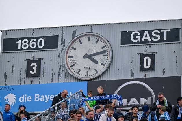 Die Anzeigetafel, Videowand zeigt das Endergebnis, 01.11.2025, München (Deutschland), Fussball, 3. Liga, TSV 1860 München - FC Energie Cottbus, DFB DFL REGULATIONS PROHIBIT ANY USE OF PHOTOGRAPHS AS IMAGE SEQUENCES AND OR QUASI-VIDEO.