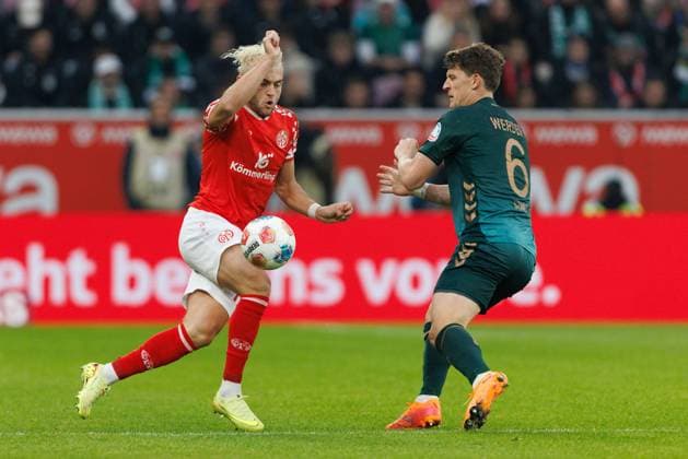Bendict Hollerbach (FSV Mainz 05) im Zweikampf mit Jens Stage (SV Werder Bremen), FSV Mainz 05 vs SV Werder Bremen, Fussball, 1. Bundesliga, 9. Spieltag, Saison 2025 2026, 01.11.2025 DFB regulations prohibit any use of photographs as image sequences and or quasi-video. FSV Mainz 05 vs SV Werder Bremen, Fussball, 1. Bundesliga, 9. Spieltag, Saison 2025 2026, 01.11.2025 Copyright: xEibner-Pressefoto AlexanderxNeisx EP_ANS