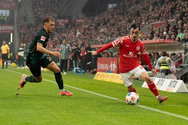 01.11.2025, xhfmx, Fussball 1.Bundesliga, FSV Mainz 05 - Werder Bremen v.l. Senne Lynen (SV Werder Bremen) im Zweikampf mit Paul Nebel (1.FSV Mainz 05) (DFL DFB REGULATIONS PROHIBIT ANY USE OF PHOTOGRAPHS as IMAGE SEQUENCES and or QUASI-VIDEO) Mainz