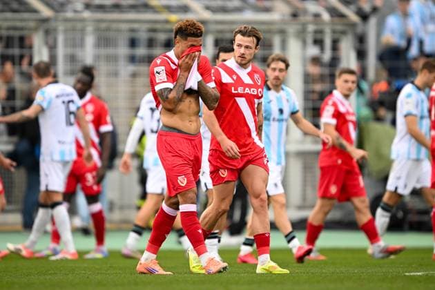 3. Liga - 25 26 - 1. BL - 25 26 - TSV 1860 München - FC Energie Cottbus am 01.11.2025 im Staedtisches Stadion an der Gruenwalder Straße in Muenchen Justin Butler (Cottbus) unzufrieden, enttäuscht, enttaeuscht, niedergeschlagen.