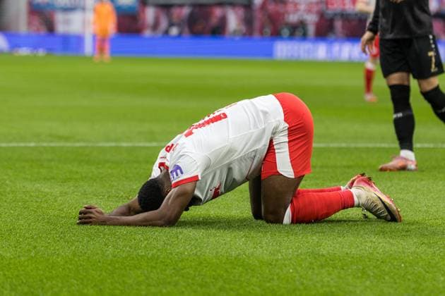 GER, Bundesliga, RB Leipzig - VfB Stuttgart 01.11.2025, Red Bull Arena, Leipzig, GER, Bundesliga, RB Leipzig - VfB Stuttgart Ridle Baku (RB Leipzig 17) am Boden Â