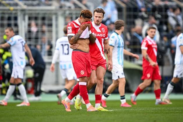 3. Liga - 25 26 - 1. BL - 25 26 - TSV 1860 München - FC Energie Cottbus am 01.11.2025 im Staedtisches Stadion an der Gruenwalder Straße in Muenchen Justin Butler (Cottbus) unzufrieden, enttäuscht, enttaeuscht, niedergeschlagen.