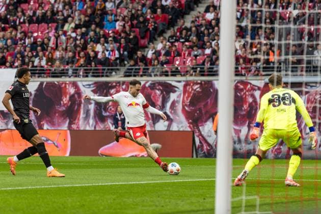GER, Bundesliga, RB Leipzig - VfB Stuttgart 01.11.2025, Red Bull Arena, Leipzig, GER, Bundesliga, RB Leipzig - VfB Stuttgart David Raum (RB Leipzig 22) Â