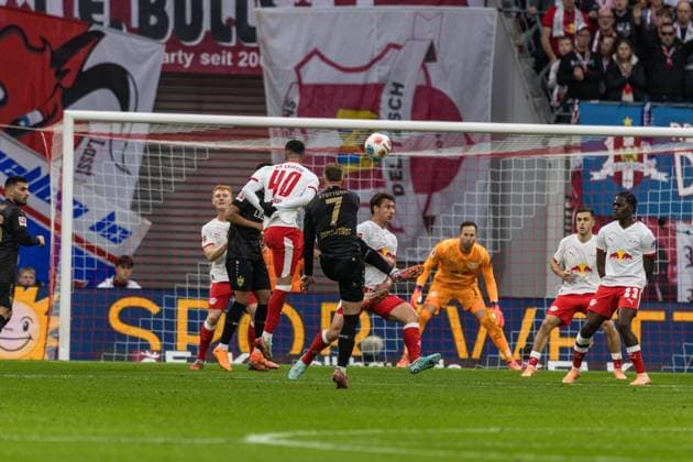 GER, Bundesliga, RB Leipzig - VfB Stuttgart 01.11.2025, Red Bull Arena, Leipzig, GER, Bundesliga, RB Leipzig - VfB Stuttgart Maximilian Mittelstädt Maximilian Mittelstaedt (VfB Stuttgart 7), Romulo (RB Leipzig 40) Â