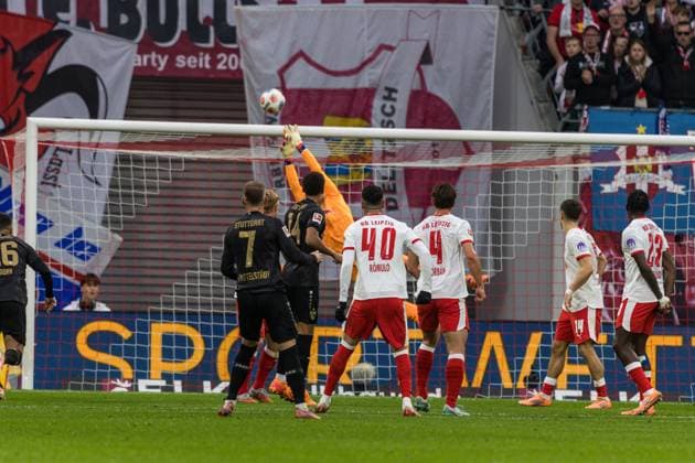GER, Bundesliga, RB Leipzig - VfB Stuttgart 01.11.2025, Red Bull Arena, Leipzig, GER, Bundesliga, RB Leipzig - VfB Stuttgart Peter Gulacsi (RB Leipzig 1) hält den den Schuss von Maximilian Mittelstädt Maximilian Mittelstaedt (VfB Stuttgart 7) Â