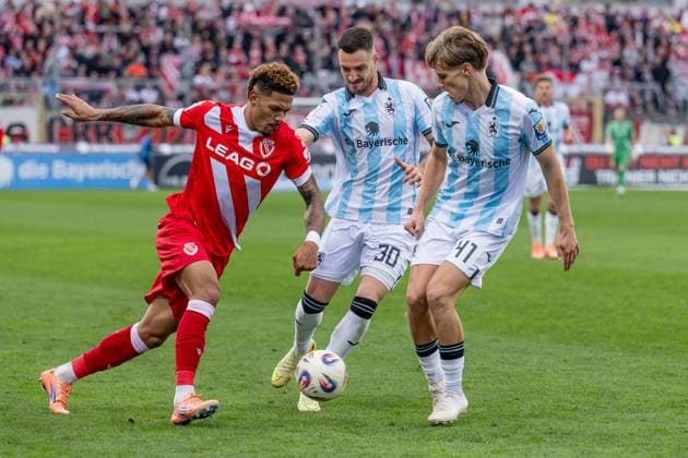 Kampf um den Ball von Justin Butler (FC Energie Cottbus, 31) mit Maximilian Wolfram (TSV 1860 Muenchen, 30) und Clemens Lippmann (TSV 1860 Muenchen, 41) GER, TSV 1860 Muenchen vs. FC Energie Cottbus, Fussball, 3. Bundesliga, 13. Spieltag, Saison 2025 2026, 01.11.2025. (DFL DFB REGULATIONS PROHIBIT ANY USE OF PHOTOGRAPHS as IMAGE SEQUENCES and or QUASI-VIDEO). GER, TSV 1860 Muenchen vs. FC Energie Cottbus, Fussball, 3. Bundesliga, 13. Spieltag, Saison 2025 2026, 01.11.2025. Muenchen Copyright: xEibner-Pressefoto HeikexFeinerx EP_HFR