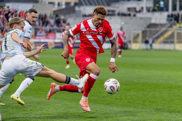 Justin Butler (FC Energie Cottbus, 31) - aufgrund eines offenbar rassistischen Vorfalls von Loewenfans in Bezug auf ihn, musste das Spiel einige Minuten unterbrochen werden GER, TSV 1860 Muenchen vs. FC Energie Cottbus, Fussball, 3. Bundesliga, 13. Spieltag, Saison 2025 2026, 01.11.2025. (DFL DFB REGULATIONS PROHIBIT ANY USE OF PHOTOGRAPHS as IMAGE SEQUENCES and or QUASI-VIDEO). GER, TSV 1860 Muenchen vs. FC Energie Cottbus, Fussball, 3. Bundesliga, 13. Spieltag, Saison 2025 2026, 01.11.2025. Muenchen Copyright: xEibner-Pressefoto HeikexFeinerx EP_HFR